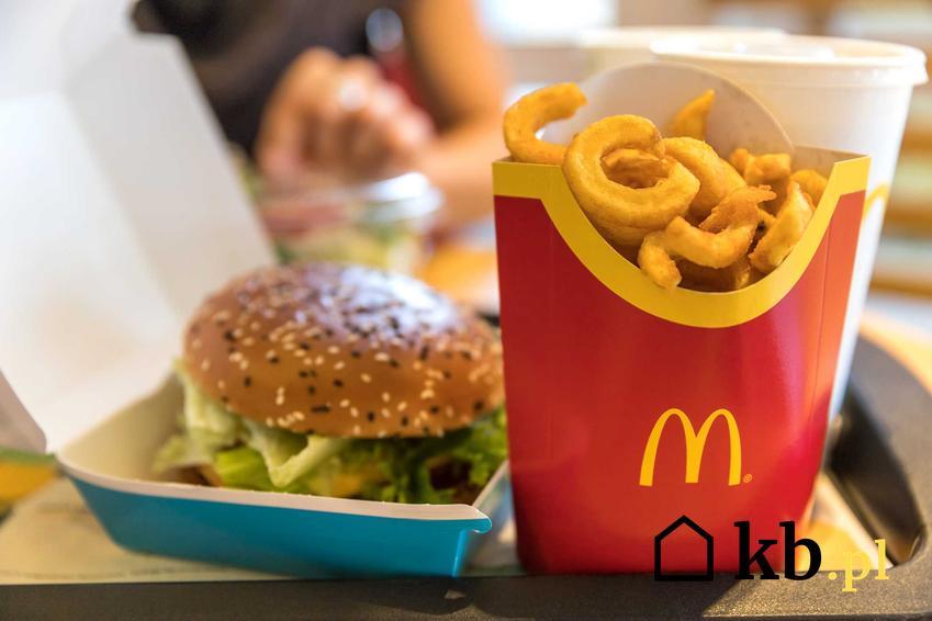 Frytki i burger w McDonalds, a także cennik McDonald, czyli jakie ceny mają najbardziej popularne dania w McDonald