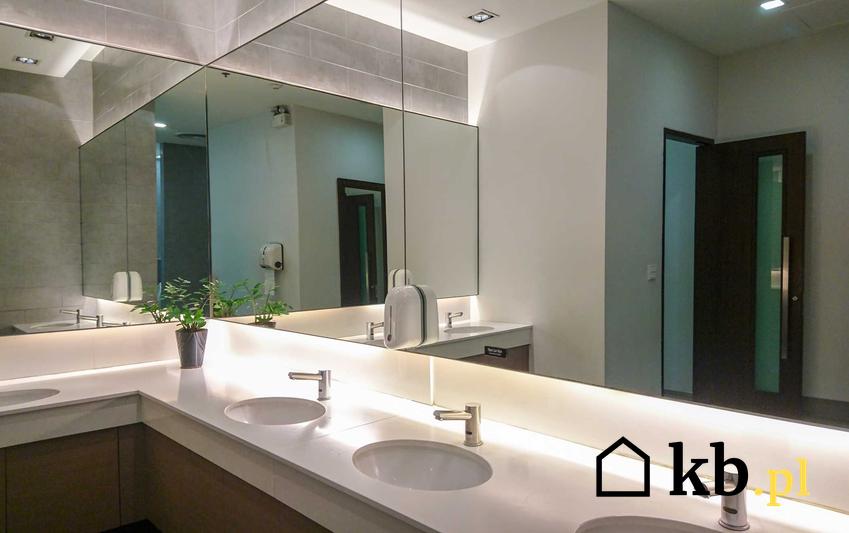 Lustra w łazience przyklejone do ściany za pomocą kleju do luster, a także rodzaje kleju, sposób nakładania oraz ceny