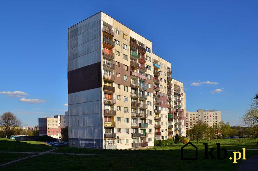 Stary blok z okresu PRLu, a także, gdzie lepiej zamieszkać - w bloku z wielkiej płyty czy w nowoczesnym osiedlu?