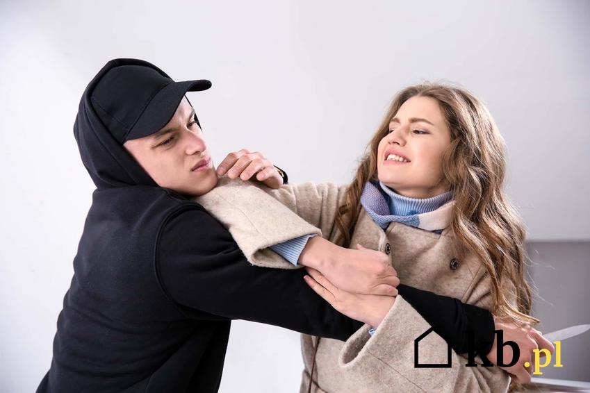 Młoda kobieta odpiera atak mężczyzny, kobieta broni się przed oprawcą, obrona konieczna z użyciem niebezpiecznego narzędzia