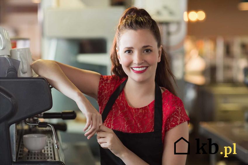Nastolatka przy pracy w kawiarni, a także od ilu lat można pracować, czyli przepisy prawa pracy dla nieletnich