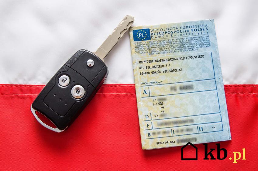 Dowód rejestracyjny i kluczyk samochodowy na tle flagi Polskiej oraz brak miejsca w dowodzie rejestracyjnym i porady