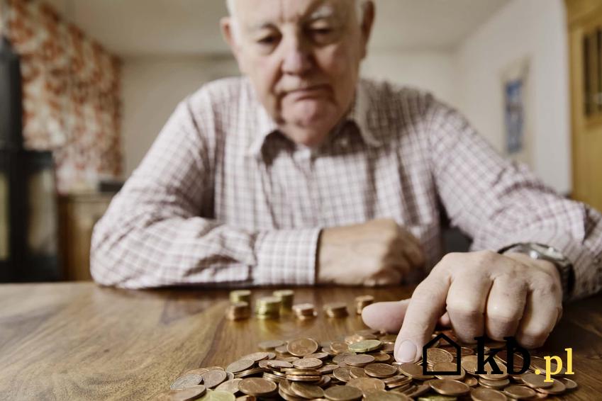 Starszy pan liczy drobne pieniądze, szkodliwe warunki pracy a renta chorobowa, całkowita a okresowa niezdolność do pracy
