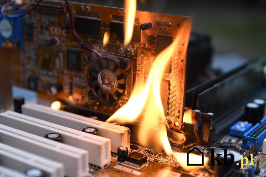 Płonący komputer, a także praktyczne porady, jak i czym gasić urządzenia elektroniczne podczas pożaru