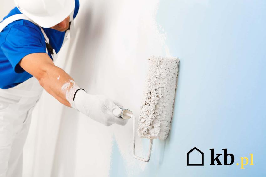 Mężczyzna maluje ścianę, jak szybko pomalować ściany w domu, jak nie zrobić smug podczas malowania ścian, malowanie ścian pędzlem czy wałkiem
