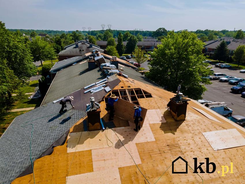 Prace budowlane na dachu domu, jak wykończyć dach, jak przygotować podłoże pod gont