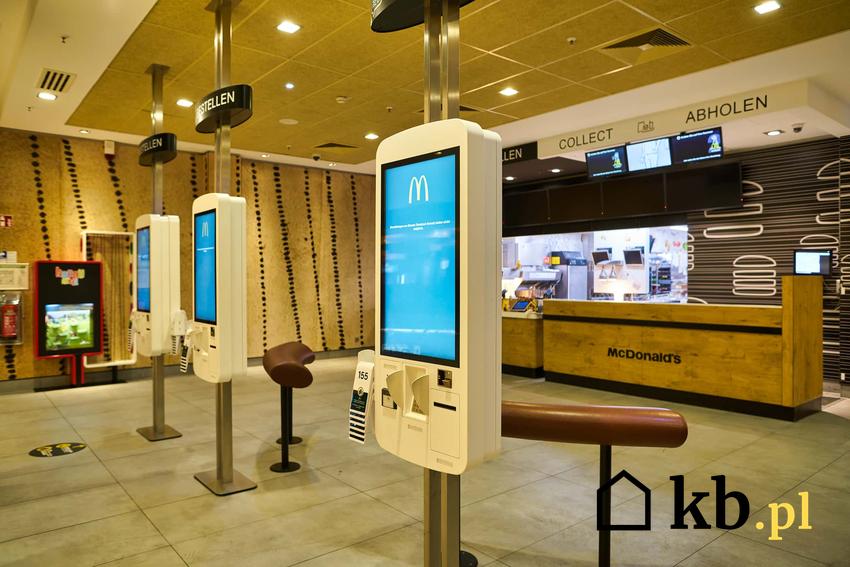 Wnętrze restauracji McDonald's, a także informacje o kultowej kanapce, czyli do kiedy sprzedawany będzie Drwal w Maku