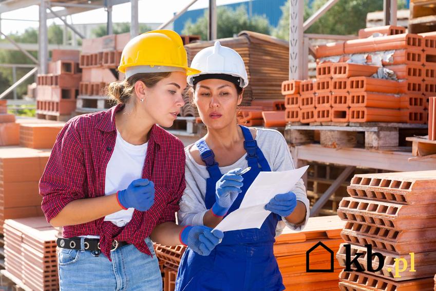 Kobiety w kaskach na budowie omawiają plan działania, kobiety pracują na placu budowy, popularne materiały budowlane do budowy ścian działowych, aplikacje do obliczania ilości materiału budowlanego potrzebnego do budowy domu