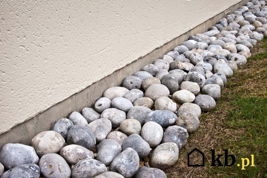 Kamienie ułożone wokół ścian domu, z czego wykonać drenaż odwadniający, jak daleko od fundamentów powinien sięgać drenaż