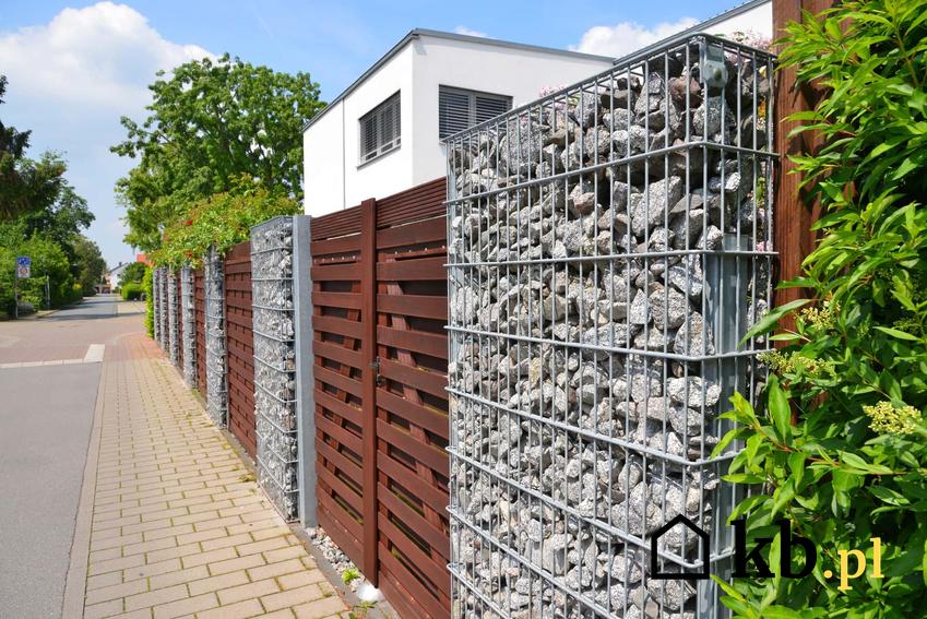 Ogrodzenie gabionowe wokół domu, co to jest ogrodzenie gabionowe, czy płytami betonowymi można zastąpić podmurówkę, do jakiego typu ogrodzeń nie potrzeba wykonywać podmurówki