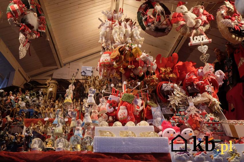 Jarmark świąteczny w Zagrzebiu i stoiska z bożonarodzeniowymi ozdobami, Zagrzeb przed świętami Bożego Narodzenia, co warto odwiedzić w Chorwacji podczas zimowej wycieczki