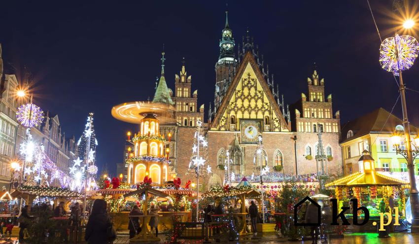 Rozświetlony Wrocław podczas jarmarku bożonarodzeniowego, jarmark świąteczny we Wrocławiu nocą, kiedy odbywa się jarmark świąteczny we Wrocławiu, jarmarki świąteczne w Polsce