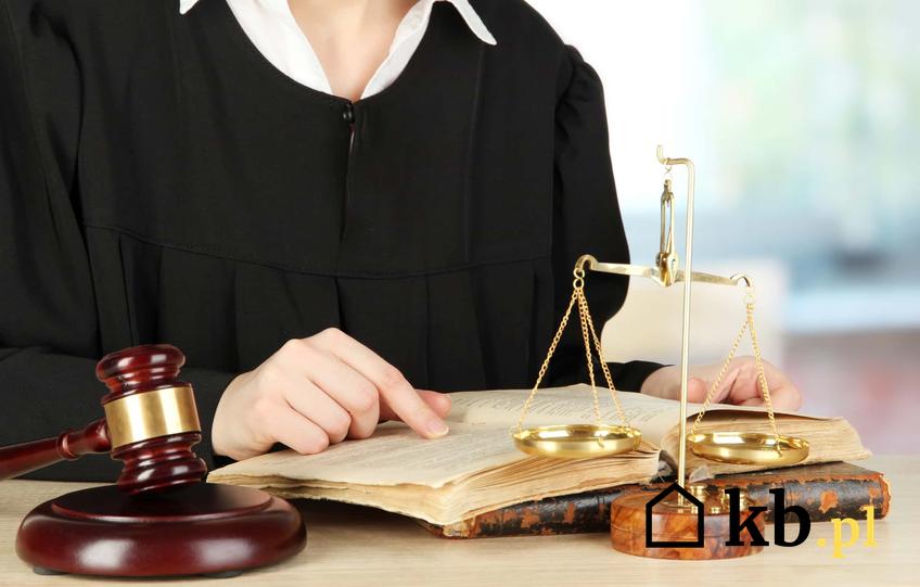 Umorzenie postępowania i sędzia w todze z książką i młotkiem, a także porady prawne