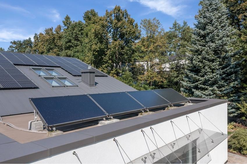 Zarówno kolektory słoneczne, jak i panele fotowoltaiczne wykorzystują energię słoneczną. Obydwa systemy można stosować równolegle w tym samym budynku ponieważ pierwsze wytwarzają z najwyższą sprawnością ciepło, a drugie energię elektryczną (fot. Hewalex).
