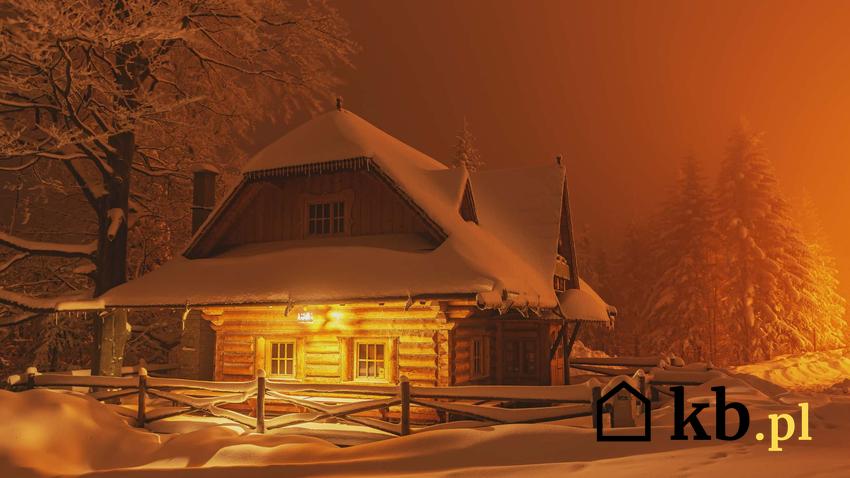 Dom zasypany śniegiem w górach, a także jak zabezpieczyć dom przed mrozem i śniegiem przed wyjazdem zimą