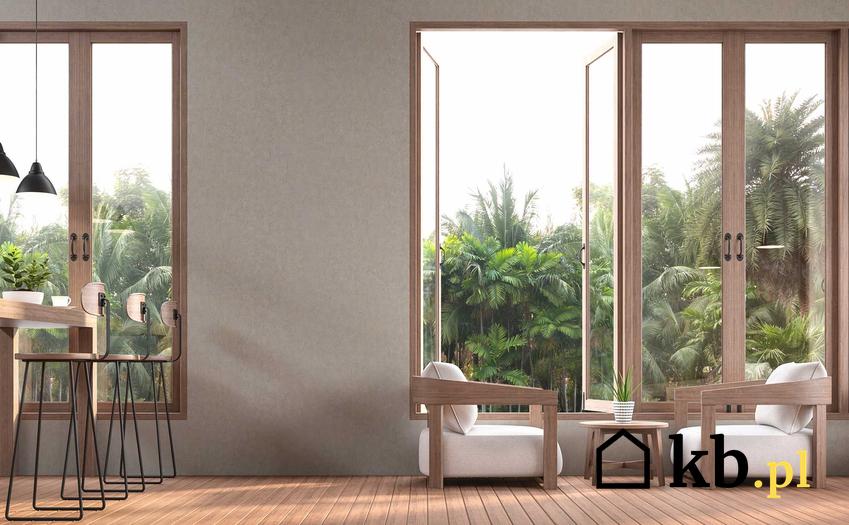 Okno drewniane w nowoczesnym salonie, a także wybór między oknami drewnianymi a plastikowymi