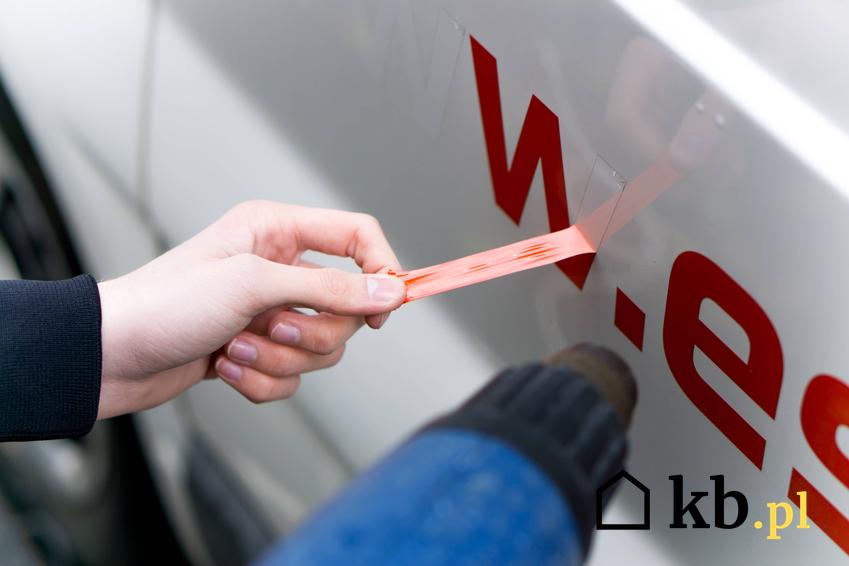 Odklejanie naklejki z samochodu za pomocą ciepłego powietra, a także podpowiedzi, jak odkleić naklejki z szyby samochodu