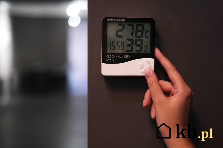 Sprawdzanie wilgotności na termometrze, a także podpowiedzi, jaka powinna być wilgoć w domu