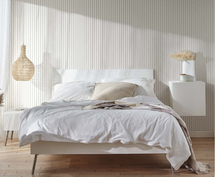 W sypialni panele lamelowe Linerio dbają o wyjątkowy efekt wizualny i chronią naszą prywatność. Na zdjęciu panele M-Line w kolorze białym.