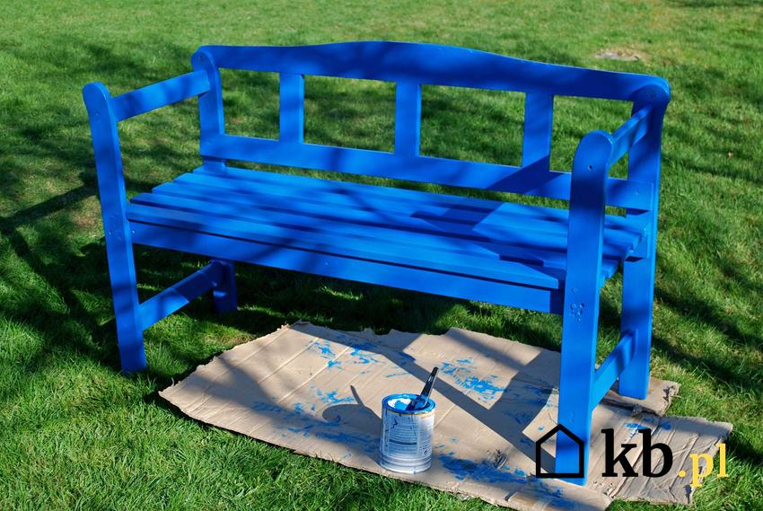 Ławka ogrodowa pomalowana na niebiesko, a także czym malować meble ogrodowe i najlepsze preparaty do malowania