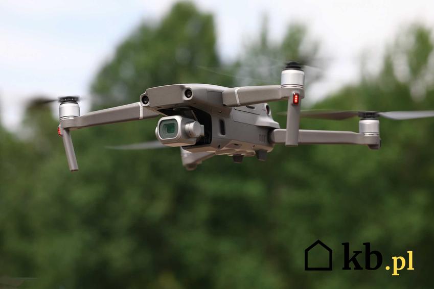 Lecący dron, a także licencja na drona oraz przepisy i porady, jak zdobić licencję na drona