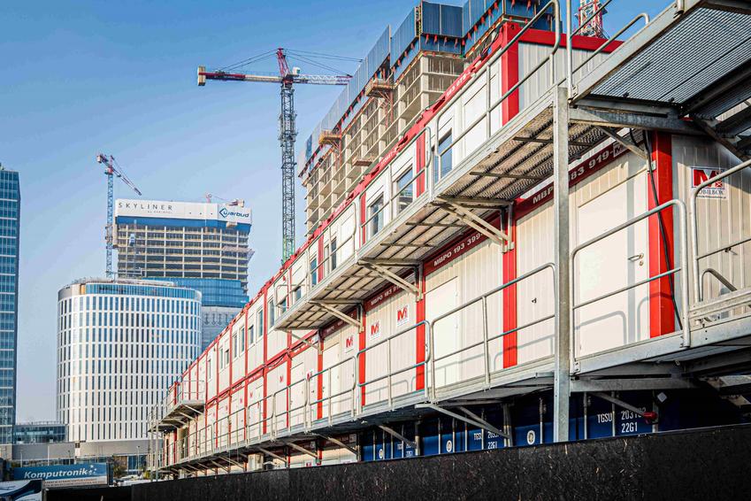 Czy kontenery budowlane są kluczem do optymalizacji procesów logistycznych na placu budowy?