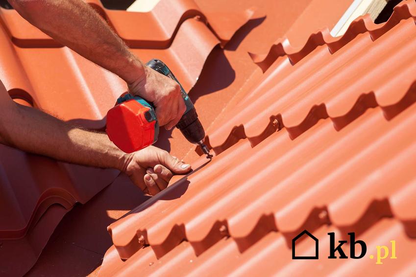 Pokrycie dachowe, czyli montaż dachówek jest wykonywany już na ostatnim etapie. To jeden z najdroższych elementów konstrukcji dachu.