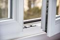 Nawiewniki higrosterowane okienne i ścienne – rodzaje, zasada działania, ceny