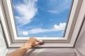 Montaż okna dachowego krok po kroku - zobacz, jak samodzielnie wstawić okno połaciowe