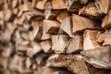 Jak wybrać drewno opałowe? Rodzaje drewna, opinie, ceny, porady