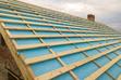 Folia na dach – rodzaje, zastosowanie, cena, sposoby montażu
