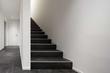Koszt wykończenia schodów wewnętrznych - schody drewniane vs. schody z płytek ceramicznych