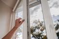Cennik okien trzyszybowych - zobacz, ile kosztują okna PCV i drewniane o wysokim stopniu izolacji