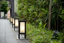 Lampy z czujnikiem ruchu w ogrodzie i w domu - co warto wiedzieć przed zakupem?