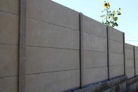 Czy betonowe płyty ogrodzeniowe to dobre rozwiązanie na płot?