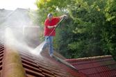 Mycie dachu krok po kroku - jak to zrobić samodzielnie?