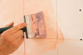 Malowanie płytek łazienkowych – porady praktyczne – farby, instrukcja – krok po kroku