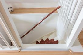 Chodniki na schody – rodzaje, ceny, opinie, co wybrać do domu?