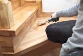 Renowacja schodów drewnianych krok po kroku – poradnik praktyczny