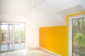 Modne kolory ścian - pomaluj swój salon na żółto