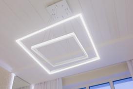 Żyrandole LED do salonu — wybieramy 5 propozycji na rynku