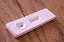Cena testu ciążowego - zobacz, ile kosztują testy w aptece i drogierii