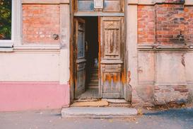Jak odnowić stare drzwi? - sposoby, materiały, koszty, porady praktyczne