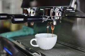 Kawowe ekspresy do firm – jak spośród wielu wybrać najlepszy?