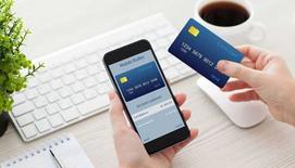 Płatność kartą przez internet – czy to bezpieczne? Fakty i mity na temat popularnej metody płatności