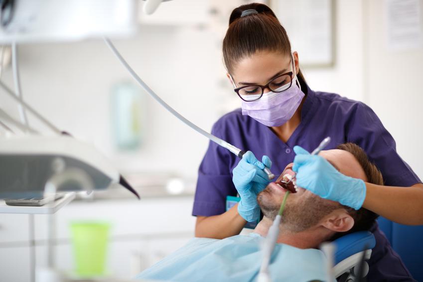 Uśredniony koszt leczenia kanałowego z wypełnieniem ubytku korony zęba. Zastosowane wypełnienie światłoutwardzalne na jednej powierzchni. Usługi stomatologiczne zwolnione z podatku VAT. 