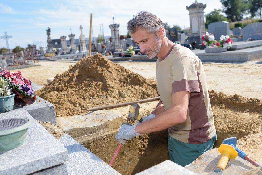 Średni koszt montażu nagrobka na cmentarzu. Nagrobek pojedynczy, normalny stopień skomplikowania usługi.