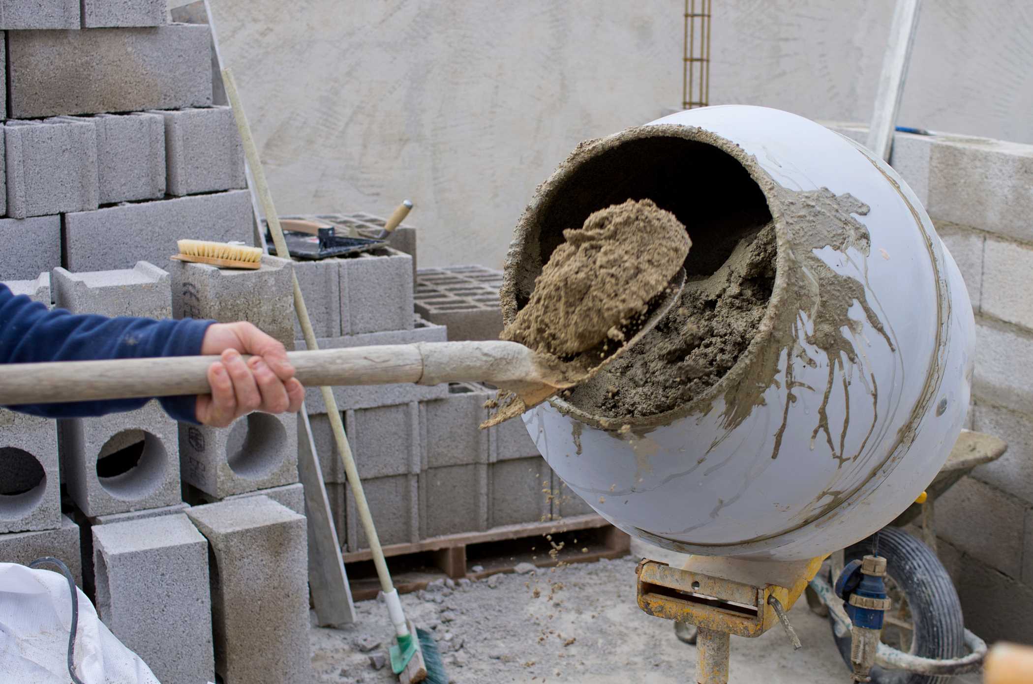 Производство бетонной смеси. Бетон м100. Замешивание цемента. Замес бетона. Замешивание бетона.